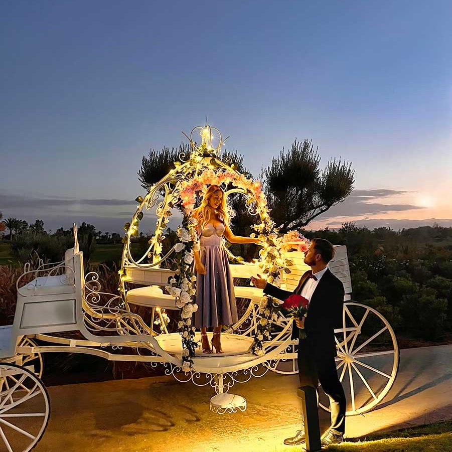 Saint-Valentin Faimont Marrakech couple sur un carrosse