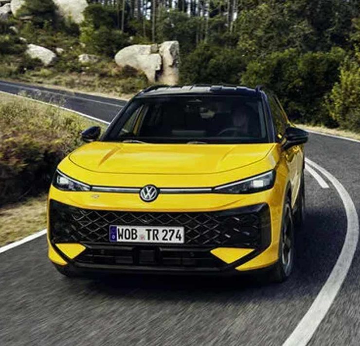 Volkswagen T-Roc Maroc sur une route sinueuse avec son nouveau design et sa motorisation TSI