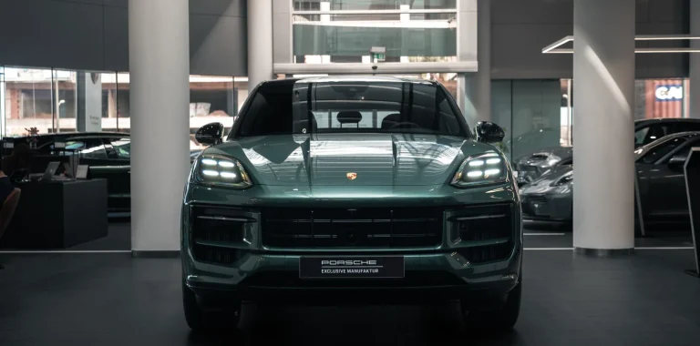 PORSCHE CAYENNE E-HYBRID COUPÉ BLACK EDITION, LE VERT LUI VA SI BIEN